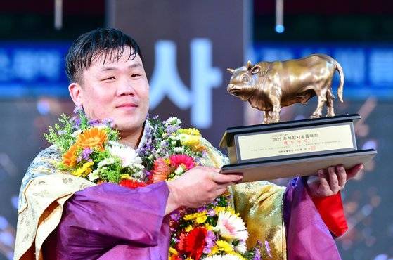 ▲ 김진이 개인 통산 7번째 백두장사에 올랐다. ⓒ대한씨름협회