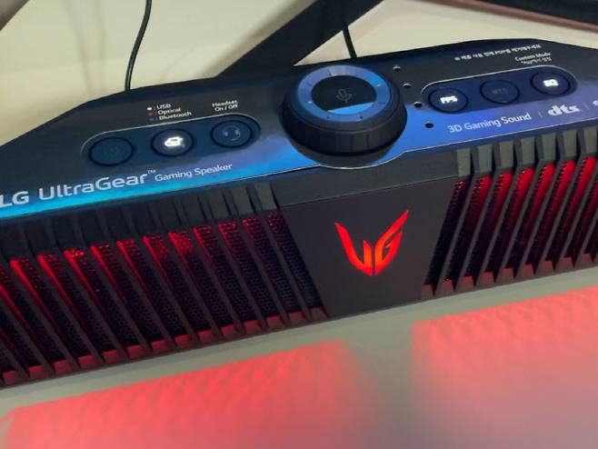 제품 상단에는 마이크 활성화 겸 볼륨 조절 버튼(가운데)을 비롯해 왼쪽부터 차례로 전원, 기기연결, 헤드셋 활성화, FPS, FTS, EQ 버튼 등이 배치돼 있다. (사진=신중섭 기자)