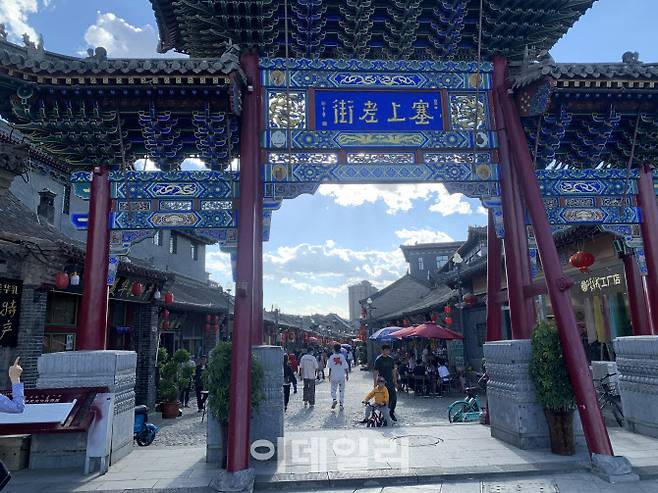 21일 중국 네이멍구자치구의 한 관광지 안으로 관광객들이 들어가고 있다. 사진=신정은 기자