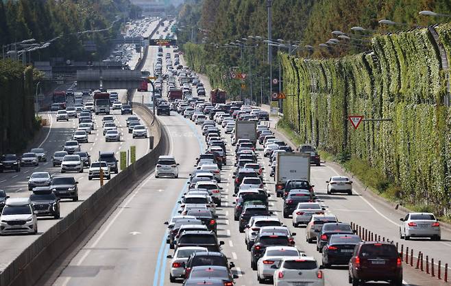 연휴 사흘째이자 추석 전날인 20일 오전 서울 서초구 잠원IC에서 바라본 경부고속도로 상(왼쪽)·하행선의 모습. 귀성 차량들로 하행선이 붐비고 있다.(사진=연합뉴스)
