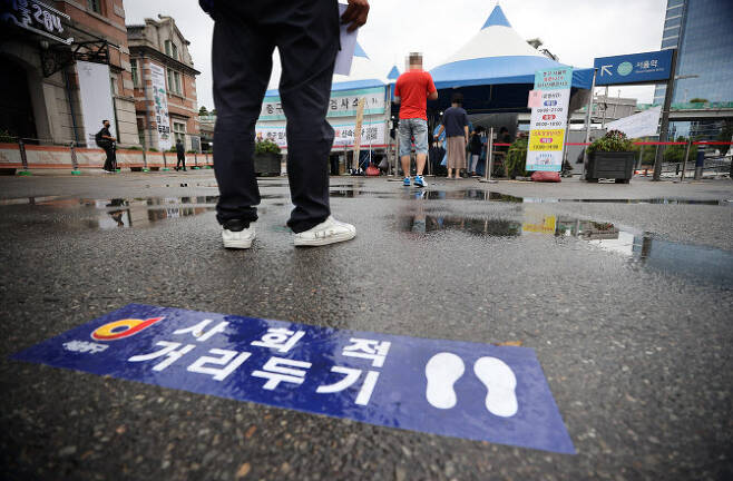 추석 당일인 21일 서울역 광장에 마련된 신종 코로나바이러스 감염증(코로나19) 임시선별검사소에서 시민들이 검사를 위해 줄을 서고 있다. (사진=연합뉴스)