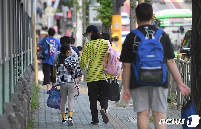 서울 한 초등학교에서 학생들이 등교하고 있다. 2021.9.6/뉴스1 © News1 성동훈 기자