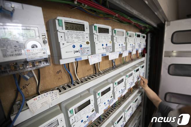 서울의 한 다세대 주택에 설치된 전기계량기에 숫자가 표시되고 있다. 2021.6.21/뉴스1 © News1 이승배 기자