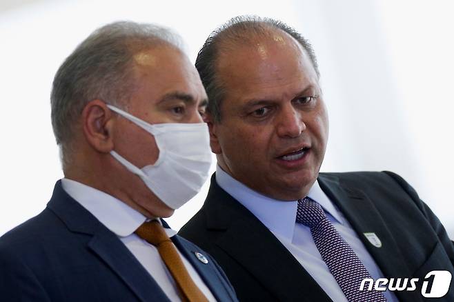 마르셀루 케이로가 브라질 보건장관(좌)이 히카르두 바로스(우) 의원과 대화를 나누고 있다. © 로이터=뉴스1 © News1 원태성 기자