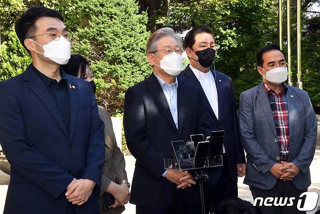 더불어민주당 대선 예비후보인 주자인 이재명 경기도지사가 22일 서울 동작소방서 방문을 마친 뒤 취재진의 질문에 답하고 있다. 2021.9.22/뉴스1 © News1 국회사진취재단