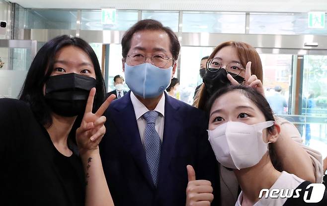 홍준표 국민의힘 대선 경선 후보가 지난 17일 서울 자곡동 경상남도 남명학사 서울관을 방문해 학생들과 기념사진을 찍고 있다. © News1 국회사진취재단