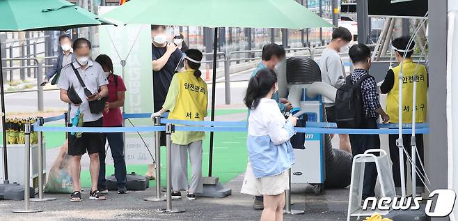 추석연휴 마지막날인 22일 서울 강남구 서울고속버스터미널에 마련된 신종 코로나바이러스 감염증(코로나19) 임시선별검사소에서 귀경객들이 검사를 기다리고 있다.© News1 임세영 기자