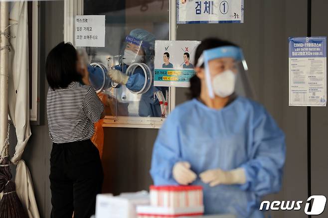 서울역광장에 마련된 신종 코로나바이러스 감염증(코로나19) 선별검사소에서 검사가 진행되고 있다.© News1 이승배 기자