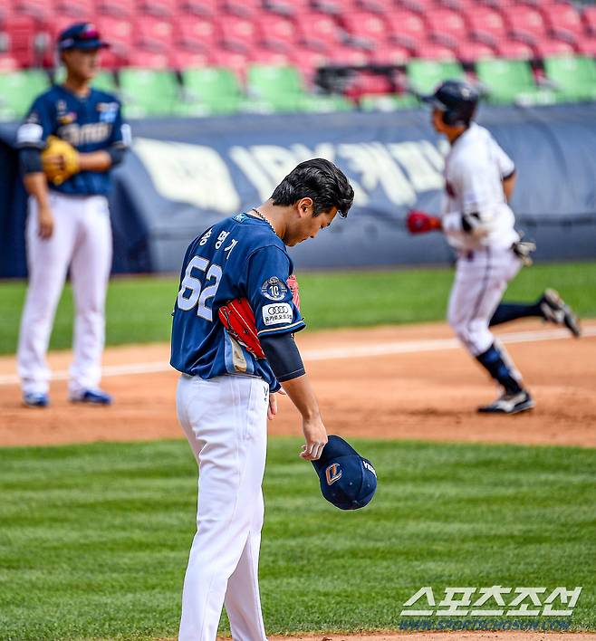 2021 KBO리그 두산 베어스와 NC 다이노스의 경기가 22일 잠실구장에서 열렸다. 3회말 1사 1,3루 두산 허경민에게 스리런포를 허용한 NC 선발 송명기가 아쉬워하고 있다. 잠실=박재만 기자 pjm@sportschosun.com/2021.09.22/