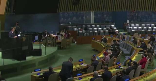 문재인 대통령의 제76차 유엔 총회 기조연설 모습. (사진=청와대 유튜브 캡처)