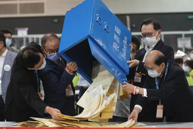 지난 19일 저녁 홍콩 선거위원회 투표가 끝난 뒤 선거관리위원들이 투표함을 열어 개표작업을 시작하고 있다. 홍콩/AP 연합뉴스