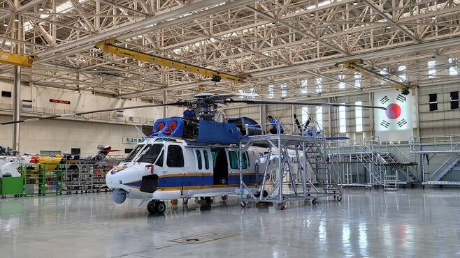 3일 오후 경남 사천 항국항공서비스 정비동서 경찰 헬기가 정비를 받고 있다.