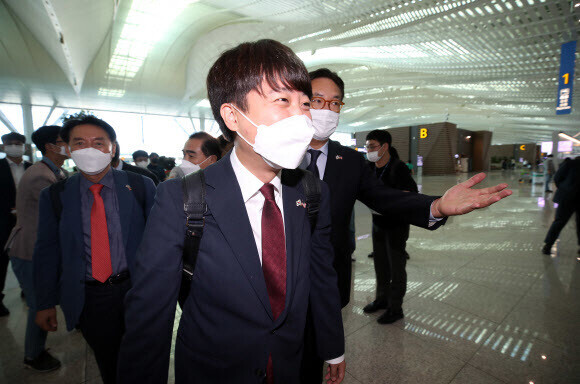이준석 국민의힘 대표가 22일 인천국제공항에서 미국으로 출국하기 위해 이동하고 있다. 연합뉴스