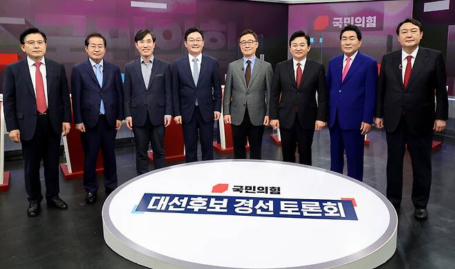 국민의힘 황교안(왼쪽부터), 홍준표, 하태경, 유승민, 최재형, 원희룡, 안상수, 윤석열 대선 경선 후보들이 16일 서울 중구 TV조선 스튜디오에서 열린 ‘제20대 대통령선거 경선 후보자 1차 방송 토론회’에 앞서 기념촬영을 하고 있다. 공동취재사진