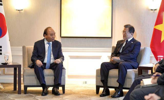 문재인 대통령이 21일(현지시간) 미국 뉴욕의 한 호텔에서 열린 한·베트남 정상회담에서 응우옌 쑤언 푹 베트남 국가주석의 발언을 듣고 있다. 뉴시스