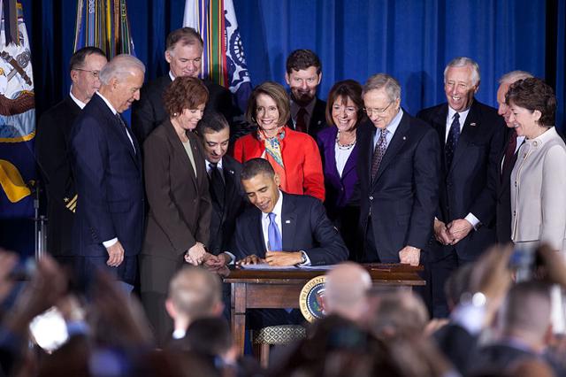 2010년 12월 'DADT' 폐기법안에 서명하는 버락 오바마 당시 대통령. 위키미디어 커먼스.