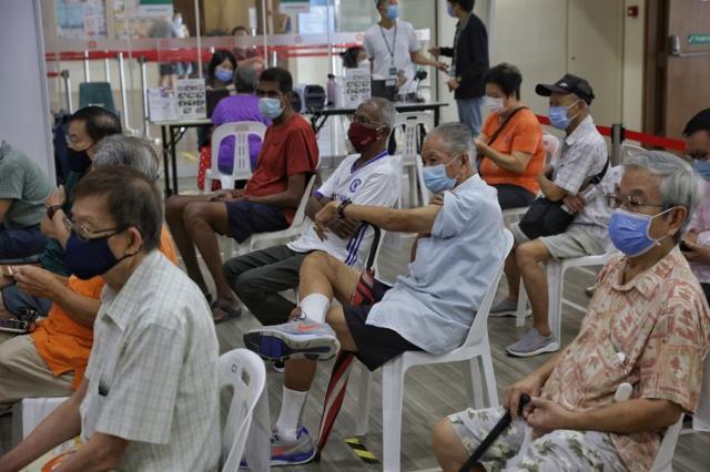 코로나19 백신 추가 접종을 기다리는 싱가포르 노인들. 스트레이츠타임스 캡처
