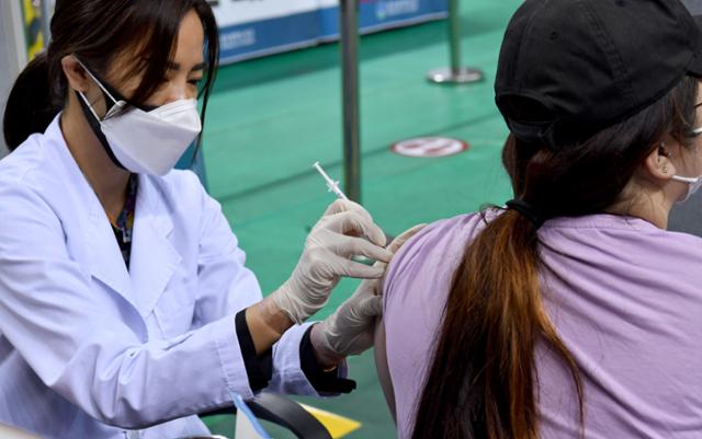 추석 연휴 첫날인 18일 오전 광주 서구 코로나19 예방접종센터에서 보건소 의료진이 시민들에게 화이자 백신을 접종하고 있다. 뉴시스