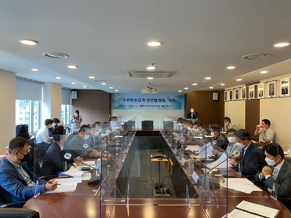 과학기술정보통신부는 7월 1일 한국케이블TV방송협회 대회의실에서 허성욱 네트워크정책실장 주재로 '유료방송업계 상생협의체'를 개최했다.