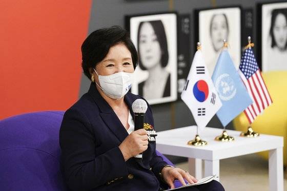 문재인 대통령과 UN총회 참석차 뉴욕을 방문한 김정숙 여사가 21일(현지시각) 오전 미국 주뉴욕한국문화원에서 열린 차세대 한인 청년 간담회에서 인사말을 하고 있다. 연합뉴스