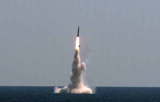 한국이 자체 개발한 잠수함발사탄도미사일(SLBM)의 잠수함 발사시험이 15일 성공했다. 15일 도산안창호함에 탑재돼 수중에서 발사되는 SLBM [사진=국방부]