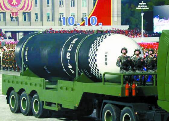 북한이 지난해 10월 10일 노동당 창건 75주년 기념 열병식에서 신형 잠수함발사탄도미사일(SLBM)을 공개했다. [연합뉴스]