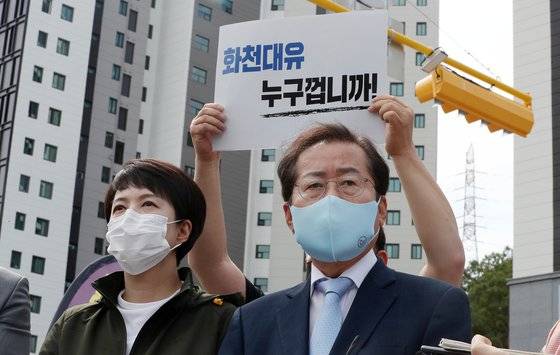 홍준표(오른쪽) 의원이 지난 20일 경기도 성남시 대장동 대장지구를 방문해 개발현장을 살펴보며 발언하고 있는 모습. 왼쪽은 지역구(성남 분당갑) 의원인 김은혜 의원. 뉴스1