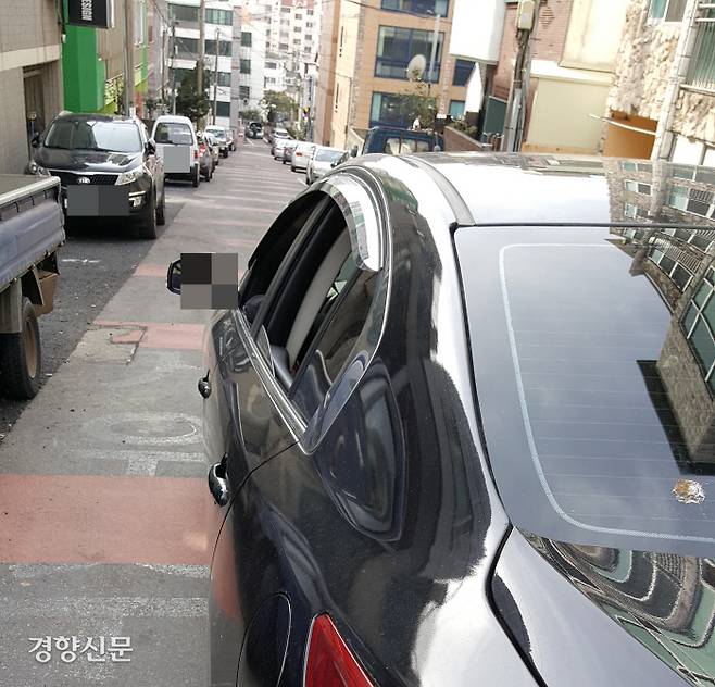 제주시의 한 주택가 골목 양 옆이 주차된 차량으로 빼곡하다. 경향신문 자료사진