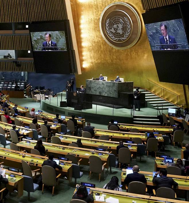 문재인 대통령이 21일(현지시각) 미국 뉴욕 유엔 총회장에서 기조연설을 하고 있다.뉴욕/연합뉴스