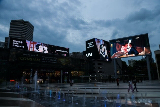 태국 방콕 시암 파라곤 백화점에 설치된 옥외 전광판에서 카카오웹툰 광고가 송출되고 있다. 카카오엔터테인먼트 제공
