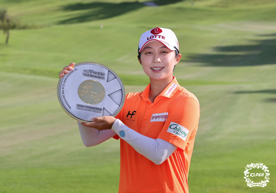 Kim Hyo-joo celebrates winning the OKSavingsBank Se Ri Pak Invitational at Sejong Silkriver in Sejong, Cheongju on Sunday. [KLPGA]