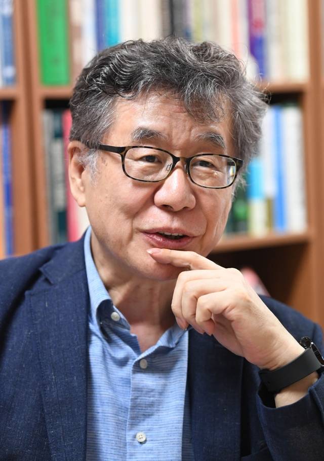 이재열 서울대 교수는 “과거 지향적인 이해관계에 포획돼 새로운 혁신의 가능성을 가로막는 방식으로 규제를 하는 것은 곤란하다”며 “플랫폼 사회의 미래가 디스토피아가 아닌 유토피아가 될 수 있는 선택을 할 수 있게 미래지향적인 관점으로 고민하자”고 제안했다. 권현구 기자