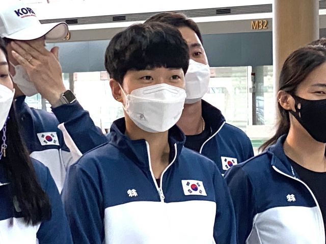 안산이 15일 2021 세계양궁선수권대회 출전을 위해 미국으로 출국하기에 앞서 인천국제공항에서 기념 촬영을 하고 있다. 연합뉴스
