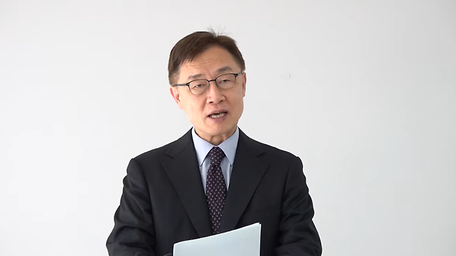 최재형 국민의힘 대선 예비후보의 '이재명 지사에게 묻는다, 대장동 화천대유 관련 기자회견' 모습 / 사진 = 최재형TV 유튜브 캡쳐