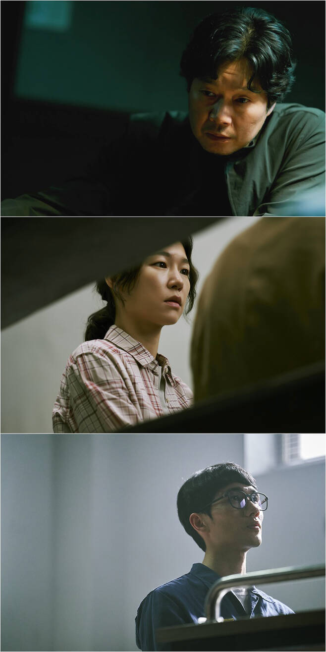 TVN Hometown is foreshadowing an unusual first broadcast.The main characters Yoo Jae-myung, Yeri Han, and Uhm Tae-goo do not meet together for a second, but they show overwhelming synergy.TVNs new tree drama Hometown (directed by Park Hyon-suk/playplay by Jujin/Produce Studio Dragon, CJS Entertainment), which will be broadcast at 10:30 p.m. on September 22, 1999, is the worst terrorist ever by a detective (Yoo Jae-myung) who is chasing a series of Murder cases and a woman (Yeri Han) who is searching for her kidnapped nephew. Mystery Thriller digs up secrets against (Uhm Tae-goo Boone)It is a new work by director Park Hyun-suk, who has been recognized for his solid performance through the drama Secret Forest 2, and predicts the birth of an unprecedented drama that opens a new horizon of genres by combining eerie occult elements with elaborate rhetoric.In particular, at the production presentation of Hometown, which was held on the 15th, Yoo Jae-myung (played by Choi Hyung-in), Yeri Han (played by Cho Jung-hyun), Uhm Tae-goo (played by Cho Kyung-ho), and Lee Re (played by Cho Jae-young) attended the presentation, and they gathered topics with confidence in Untact Chemie, along with the fact that they have never filmed together until now.In fact, there are few scenes where the main characters appear together, so the number of times the main performers filmed together is in their hands.In particular, Uhm Tae-goo said, It comes out between Lee Re and the woman in the play, but it is actually the first time I meet today after the whole script reading.Hometown, which has attracted attention with its confident chemistry despite its unique composition, finally takes off its veil.In the first episode of Hometown, a series of shocking Murder incidents and mysterious disappearances will take place in Saju City, a small city in Gyeongsangnam-do, and a prelude to a mystery that is unknown in depth will be opened.Above all, these events are expected to be more interesting as they extend thoroughly from each point of view of Choi Hyung-in (Yoo Jae-myung), Cho Jung-hyun (Yeri Han), and Cho Kyung-ho (Uhm Tae-goo).Moreover, unlike other dramas, the main characters Choi Hyung-in, Cho Jung-hyun, and Cho Kyung-ho are said to not meet each other for a single moment in the first episode of Hometown, raising the curiosity and expectation for the broadcast.