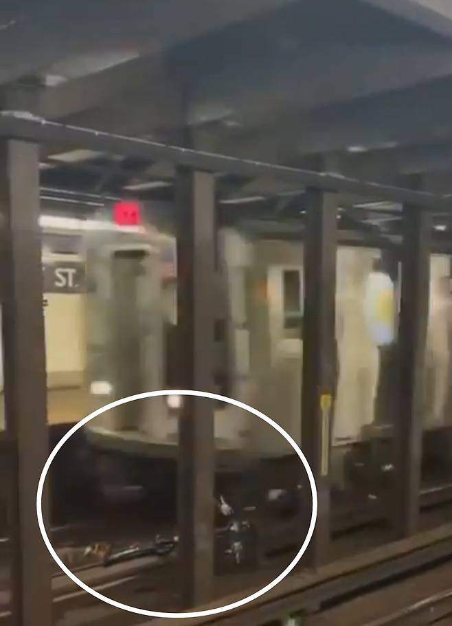 선로에 떨어진 뉴욕 공공 자전거 ‘시티바이크’를 지하철이 들이받는 모습. 인스타그램 캡처