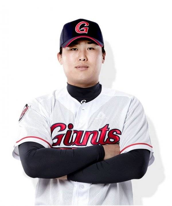 롯데 김민수(79번)가 장타력을 과시하며 군 복귀 시즌을 성공적으로 치르고 있다. 롯데 퓨처스팀 관계자는 "내년이 더 기대된다"며 전망을 밝혔다. 사진제공|롯데 자이언츠