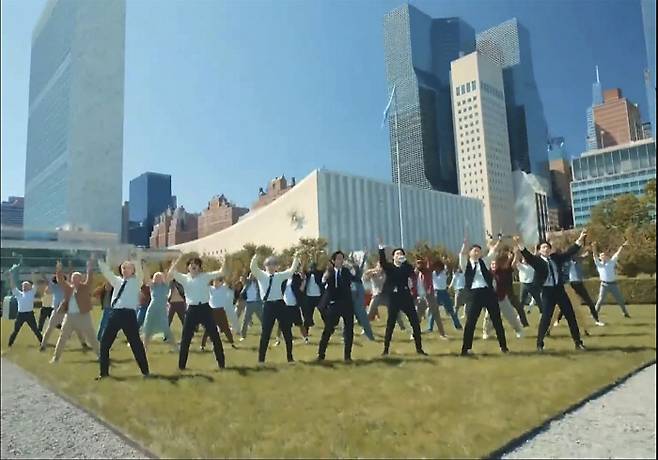 방탄소년단이 지난 21일 UN총회 연설에 이어 공개한 ‘퍼미션 투 댄스(Permission to Dance)’ 확장 버전 영상. 사진 UNTV 캡처