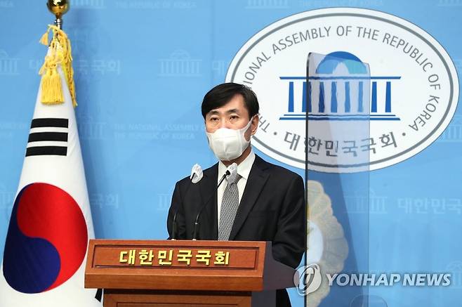 '최저임금 동결' 공약 발표하는 하태경 (서울=연합뉴스) 진성철 기자 = 국민의힘 대권주자인 하태경 의원이 22일 서울 여의도 국회 소통관에서 제11호 공약 '대통령 임기 내 최저임금 동결'을 발표하고 있다. 2021.9.22 zjin@yna.co.kr