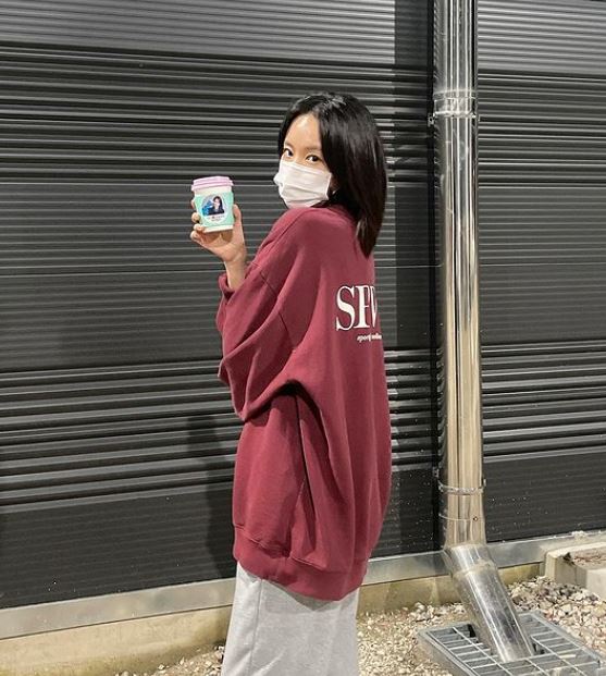 Actor Kim Ah-joong thanked Actor Yoon Se-ah for snack car GiftKim Ah-joong posted several photos on his SNS account on the 23rd with an article entitled Yoon Se-ah is an angel?Kim Ah-joong in the photo is staring at the camera with coffee in his hand, and he unhappily reveals his neat beauty even though he wears a mask.In particular, Kim Ah-joong said, I took all the hard work in the coffee car for the snack I sent. Thank you so much.Yoon Se-ah, who saw the post, responded with a comment saying Hehehe.Meanwhile, Kim Ah-joong is currently filming Disney Plus original Grid.Lee Soo-yeon, author of the JTBC Drama Secret Forest series as a SF tracking thriller, was scripted and directed by Lee Gun, who directed the film A Number of Gods: A Shamekeeper, caught the megaphone.