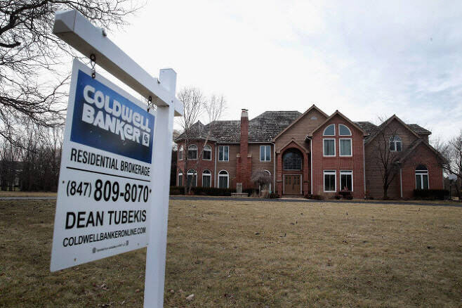 미국 일리노이주의 한 주택 인근에 판매 간판이 걸려 있다. (사진=AFP 제공)