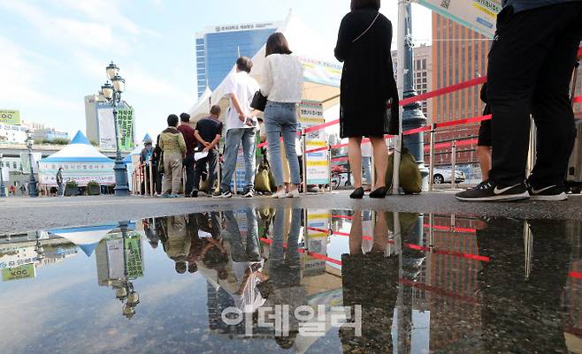 지난 22일 서울역광장에 마련된 임시 선별검사소를 찾은 시민들이 검사를 받기 위해 줄을 서고 있다.(사진=방인권 기자)