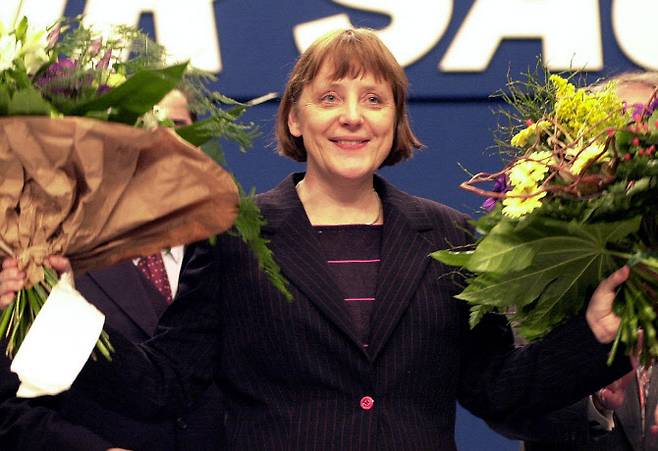 지난 2000년 독일 보수우파 기독민주당 첫 여성 대표로 선출된 메르켈(사진=AFP)
