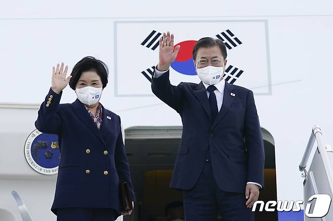 문재인 대통령과 김정숙 여사가 21일(현지시각) 미국 JFK 국제공항에서 하와이로 떠나기 위해 공군1호기에 올라 손을 들고 인사하고 있다.(청와대 제공) 2021.9.22/뉴스1