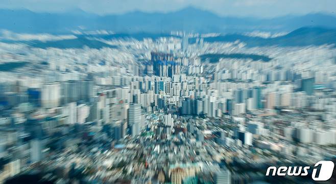 22일 서울 용산구 남산N서울타워에서 바라본 도심 아파트단지 / 뉴스1 © News1 안은나 기자