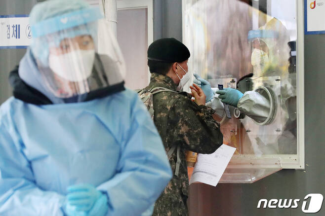 군 장병 코로나19 진단검사. 2021.2.24/뉴스1 © News1 민경석 기자