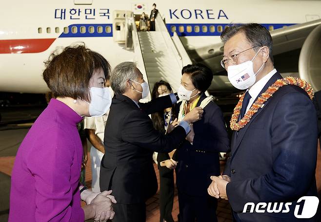 한미 유해 상호 인수를 위해 미국 하와이를 방문한 문재인 대통령과 김정숙 여사가 21일(현지시각) 히캄 공군기지에서 데이비드 이게 하와이 주지사 내외로부터 전통 화환을 받고 있다. (청와대 제공) 2021.9.22/뉴스1
