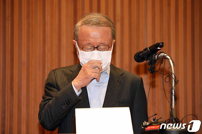 홍원식 남양유업 회장이 4일 오전 서울 강남구 남양유업 본사에서 '불가리스 사태'와 관련 대국민 사과 기자회견을 하고 있다. 남양유업은 지난달 '코로나 시대 항바이러스 식품 개발' 심포지엄에서 불가리스 제품이 코로나19를 77.8% 저감하는 효과를 확인했다고 발표했다. 그러나 해당 연구 결과는 동물의 '세포단계' 실험 결과를 과장해 발표한 것으로 알려져 논란을 빚었다. 이에 홍원식 남양유업 회장은 이날 대국민 사과 기자회견을 통해 사임 의사를 밝혔다. 2021.5.4/뉴스1 © News1 이승배 기자