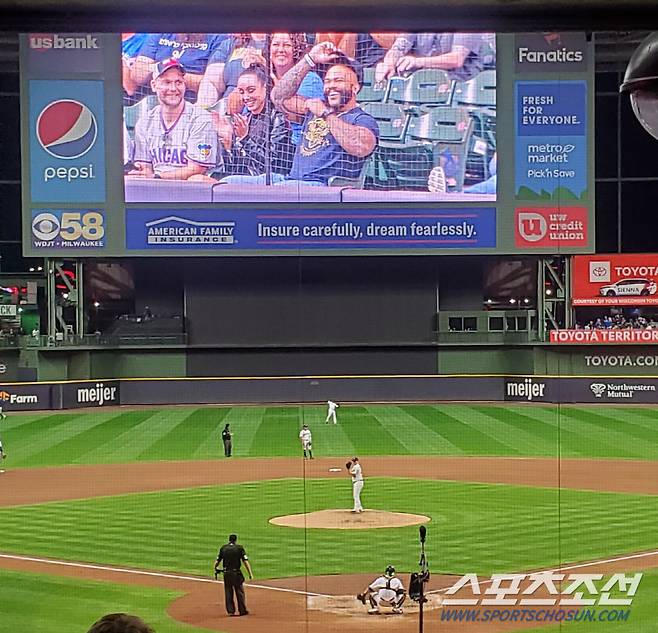 에릭 테임즈가 밀워키 브루어스의 경기가 열린 아메리칸 패빌리 필드를 방문해 전광판에 소개됐다. SNS 캡처