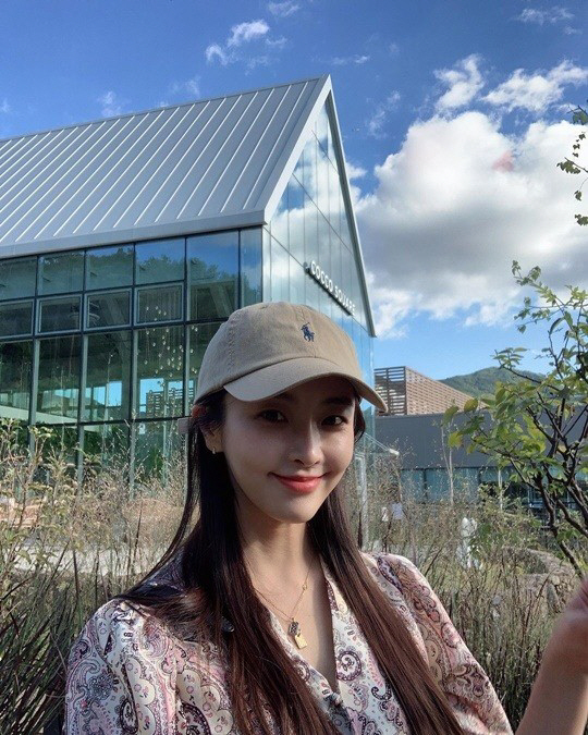 Jung Yu-mi posted a picture on his instagram on the 23rd with an article entitled Look at the sky. # I am caught in the advertisement of the school #The photo shows Jung Yu-mi posing in the background of a blue autumn sky and plants.Hat, One Piece, sneakers were completely digested and attracted attention by showing off his outstanding pansy sense.Meanwhile, Jung Yu-mi has acknowledged his devotion to Kangta in 2020 and continues his public love.